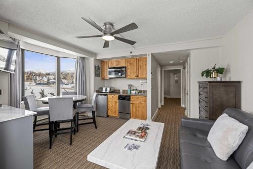 Nhà bếp/bếp nhỏ tại Corner condo with Pool Hot Tub Ski In-Out