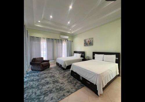 Llit o llits en una habitació de C-Roy Estate