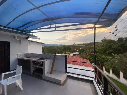 Finca Fusagasugá Villa Luisa في فوساغاسوغا: فناء مع شواية أعلى المنزل