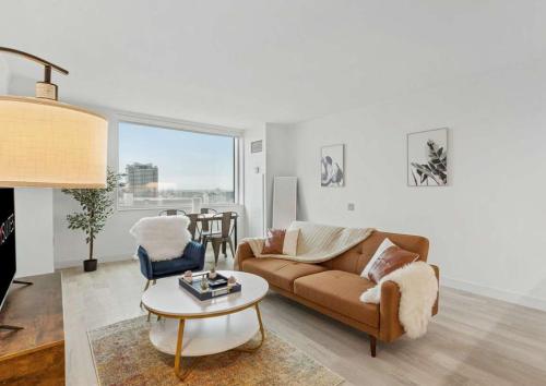 ein Wohnzimmer mit Sofa und Tisch in der Unterkunft Sleep 6 Stylish 1BR 2BA Beachfront CozySuites in Atlantic City