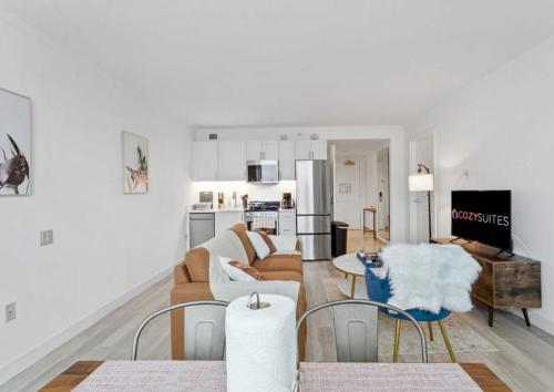 Una televisión o centro de entretenimiento en Sleep 6 Stylish 1BR 2BA Beachfront CozySuites