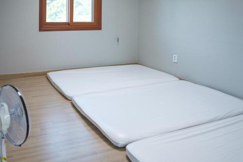 Giường trong phòng chung tại welcalm village