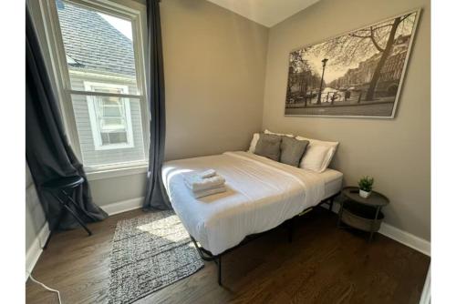 En eller flere senge i et værelse på Modern South Shore Retreat Near Lake and Museum