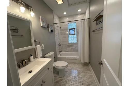 Et badeværelse på Modern South Shore Retreat Near Lake and Museum