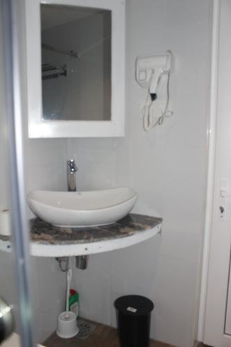 PalapatwelaにあるTepraas Mataleの白い洗面台と鏡のあるバスルーム