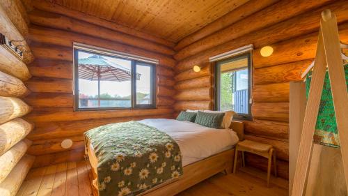 En eller flere senge i et værelse på Log 343 by Elite Havens