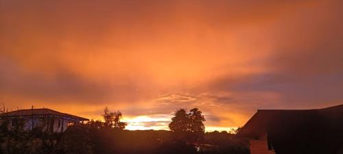 Η ανατολή ή δύση του ηλίου όπως φαίνεται από αυτό το σαλέ ή από εκεί κοντά