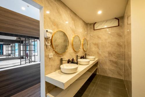 Et badeværelse på Odyssey Hotel 2, Tours & Motorbikes Rental