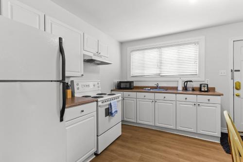 Η κουζίνα ή μικρή κουζίνα στο Bright 2BR Loft WiFi Parking