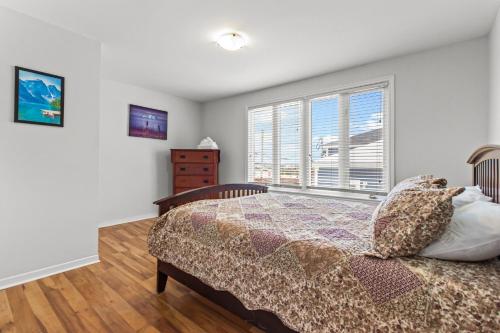 Ένα ή περισσότερα κρεβάτια σε δωμάτιο στο Bright 2BR Loft WiFi Parking