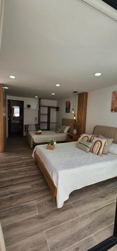 um quarto grande com 2 camas e um sofá em Bethel Home Sáchica minutes from Villa de Leyva em Sáchica