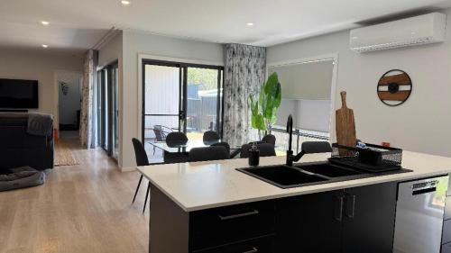 TV a/nebo společenská místnost v ubytování Azure Abode