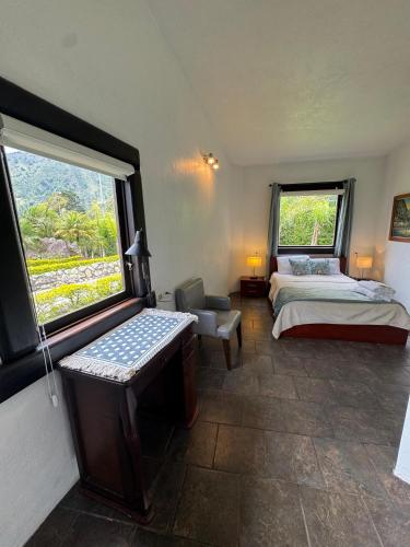 巴尼奥斯Magic Stone的一间卧室，里面有一张床和一扇窗户。