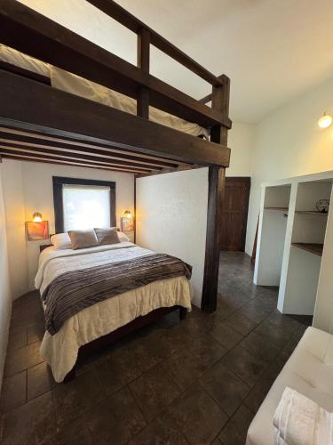 巴尼奥斯Magic Stone的一间带大床的卧室和一个阁楼