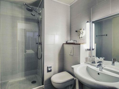 a bathroom with a shower and a sink and a toilet at Mercure Albi Rives du Tarn in Albi