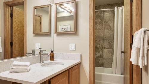 Ένα μπάνιο στο Cloud 9 by AvantStay Located at the Base of Vail Ski Resort w Community Pool Hot Tub