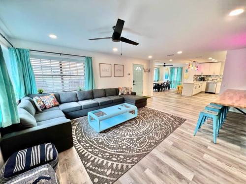 Sleeps 22, 2min Walk To The Beach, Heated PoolSpa في جنوب جزيرة بادري: غرفة معيشة بها أريكة وطاولة