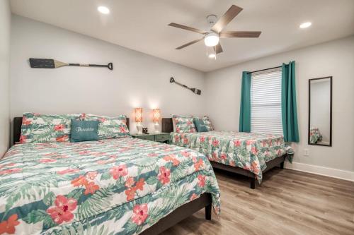 Postel nebo postele na pokoji v ubytování Zula Beach Vacation Home, Sleeps 16, Private Heated Pool, 4min Walk To The Beach, Pets Welcome, Fenced Yard