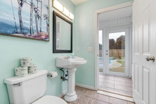 Koupelna v ubytování 1min Walk To BeachPrivate Heated PoolZula Dreams