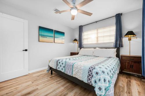 Postel nebo postele na pokoji v ubytování 1min Walk To BeachPrivate Heated PoolZula Dreams