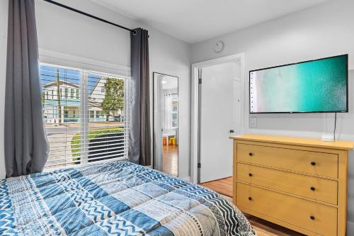 Postel nebo postele na pokoji v ubytování Private Heated Pool & Spa, 4min Walk To The Beach