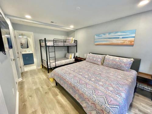 Postel nebo postele na pokoji v ubytování 2min Walk To The Beach, Private Heated Pool & SPA