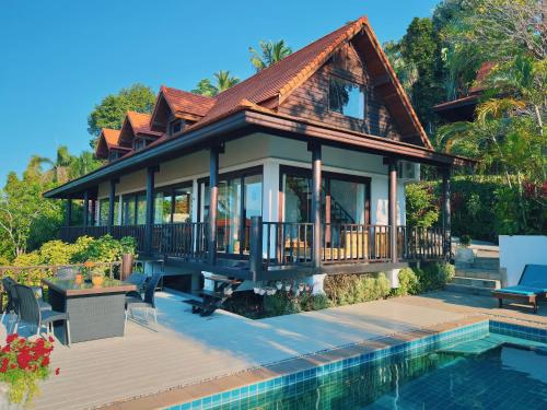 ein Haus mit einer Terrasse und einem Pool in der Unterkunft SeaView Villa Tropicana in Salad Beach