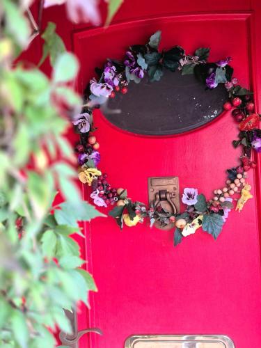 a wreath of flowers is on a red table at Appelgriebsch in Neukalen