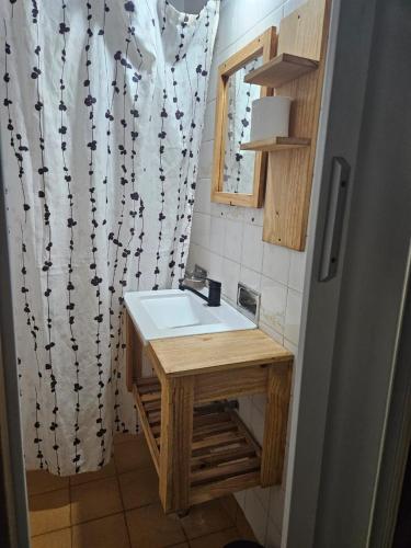 een badkamer met een wastafel en een douchegordijn bij Espacio ideal in Mar de Ajó