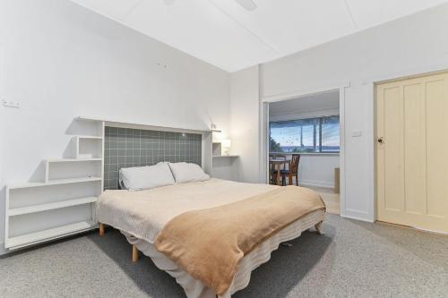 En eller flere senge i et værelse på Foreshore Sunset Retreat