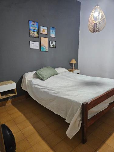 een slaapkamer met een groot bed in een kamer bij Espacio ideal in Mar de Ajó