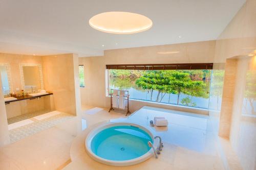 Un baño de Wattura Resort & Spa