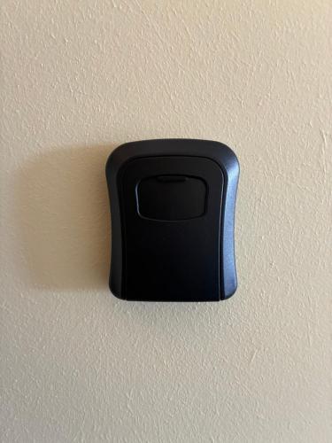 Un interruptor de luz negro en el costado de una pared en Hostal Mundet, en Punta Arenas