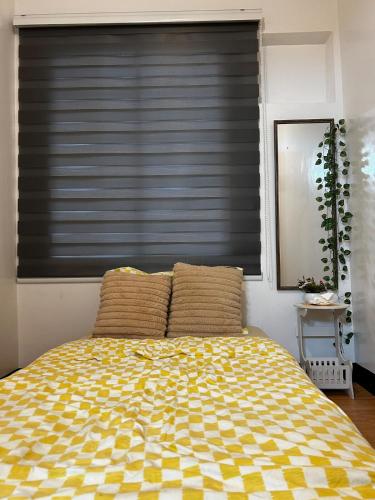 een slaapkamer met een bed met een zwart rolgordijn bij Chic Haven Home away from home in Imus