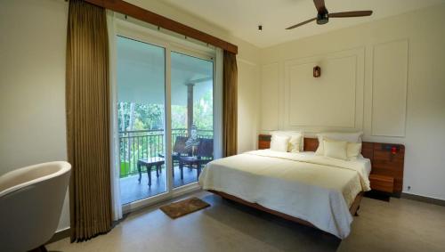 Mizuki Homestay في تريشور: غرفة نوم بها سرير ونافذة كبيرة