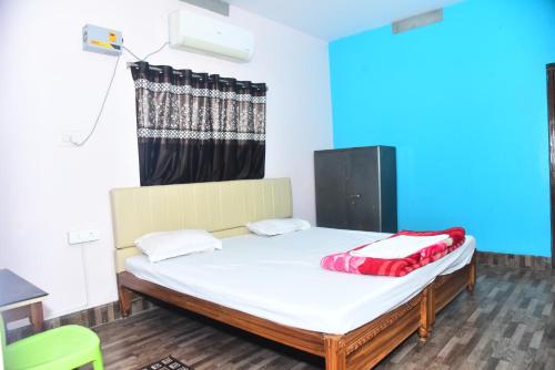 a bed in a room with a window at Aakarsh Hill View Hotel in Rājgīr