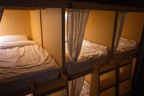 due letti a castello in una stanza con finestra di Greet Hostel & Cafe Samyan a Bangkok