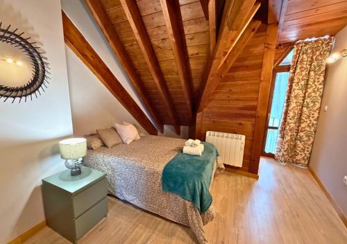 En eller flere senge i et værelse på Ático Miraestrela Dúplex con Vistas a Sallent