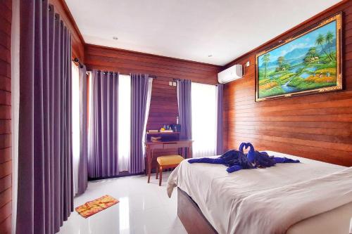 Un dormitorio con una cama con una mujer acostada en ella. en The Beach Huts Lembongan, en Nusa Lembongan