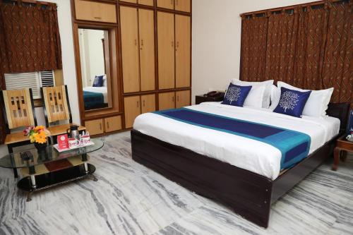 Ένα ή περισσότερα κρεβάτια σε δωμάτιο στο Sudha Grand Guestinn