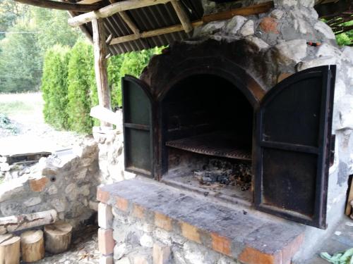 an outdoor oven in a stone wall at Staparski Sorrento in Užice