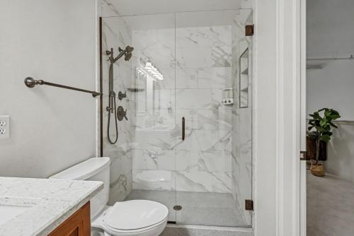 Un baño de The Elevated Gallery - Historic Loft - Heart of Downtown - 98WalkScore