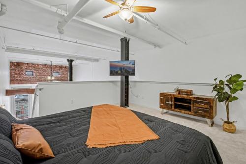 Una cama o camas en una habitación de The Elevated Gallery - Historic Loft - Heart of Downtown - 98WalkScore