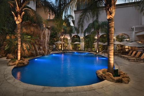 a large pool with palm trees in a hotel at Safi Royal Luxury Valle in Monterrey