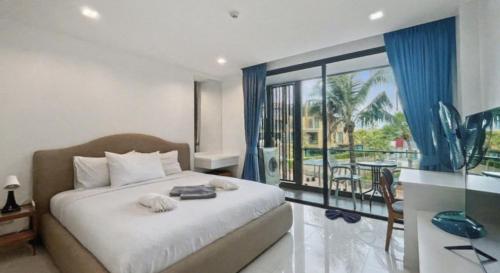 Postel nebo postele na pokoji v ubytování Pixels - Ocean Front Studio with Pool View Cape Panwa