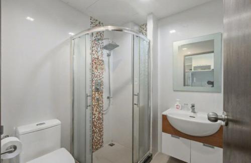 Koupelna v ubytování Pixels - Ocean Front Studio with Pool View Cape Panwa