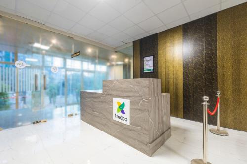 een lobby met een bord aan de muur in een gebouw bij Treebo Accent Park Hotel And Banquet in Noida