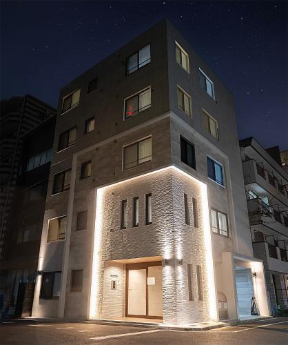 a tall building with a light projected on it at night at 桜の川50 東京晴空塔10分钟本所吾妻橋駅5分钟5人房丨 Tokyo skytree 10 mins Honjo Azumabashi 5 minutes5 people in Tokyo