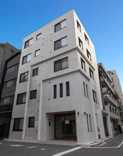 a tall brick building on the corner of a street at 桜の川50 東京晴空塔10分钟本所吾妻橋駅5分钟5人房丨 Tokyo skytree 10 mins Honjo Azumabashi 5 minutes5 people in Tokyo