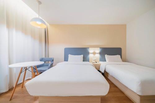 En eller flere senge i et værelse på Hanting Hotel Shanghai Wujing East China Normal University